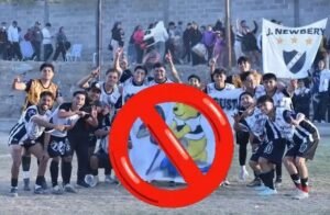Sancionaron a Newbery por la exhibición de una bandera
