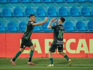 Banfield eliminó a Riestra por penales y se convirtió en el primer semifinalista