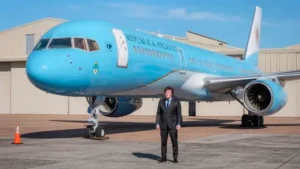 El gobernador Jalil viajaría a Paris junto a Javier Milei