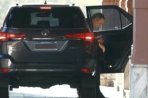 Manuel Adorni continúa con custodia y usa un vehículo oficial que acumula multas por más de $10 millones