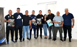 Árbitros recibieron contratos e indumentaria