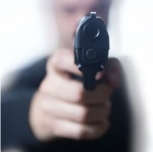 Denuncian a comisario por amenazar con su arma a dos adolescentes