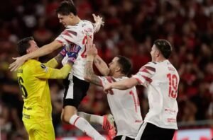 El «Pincha» se impuso 3-2 en la definición desde los doce pasos sobre el «Fla» en el Maracaná y se metió por sexta vez en la final0 del certamen internacional.